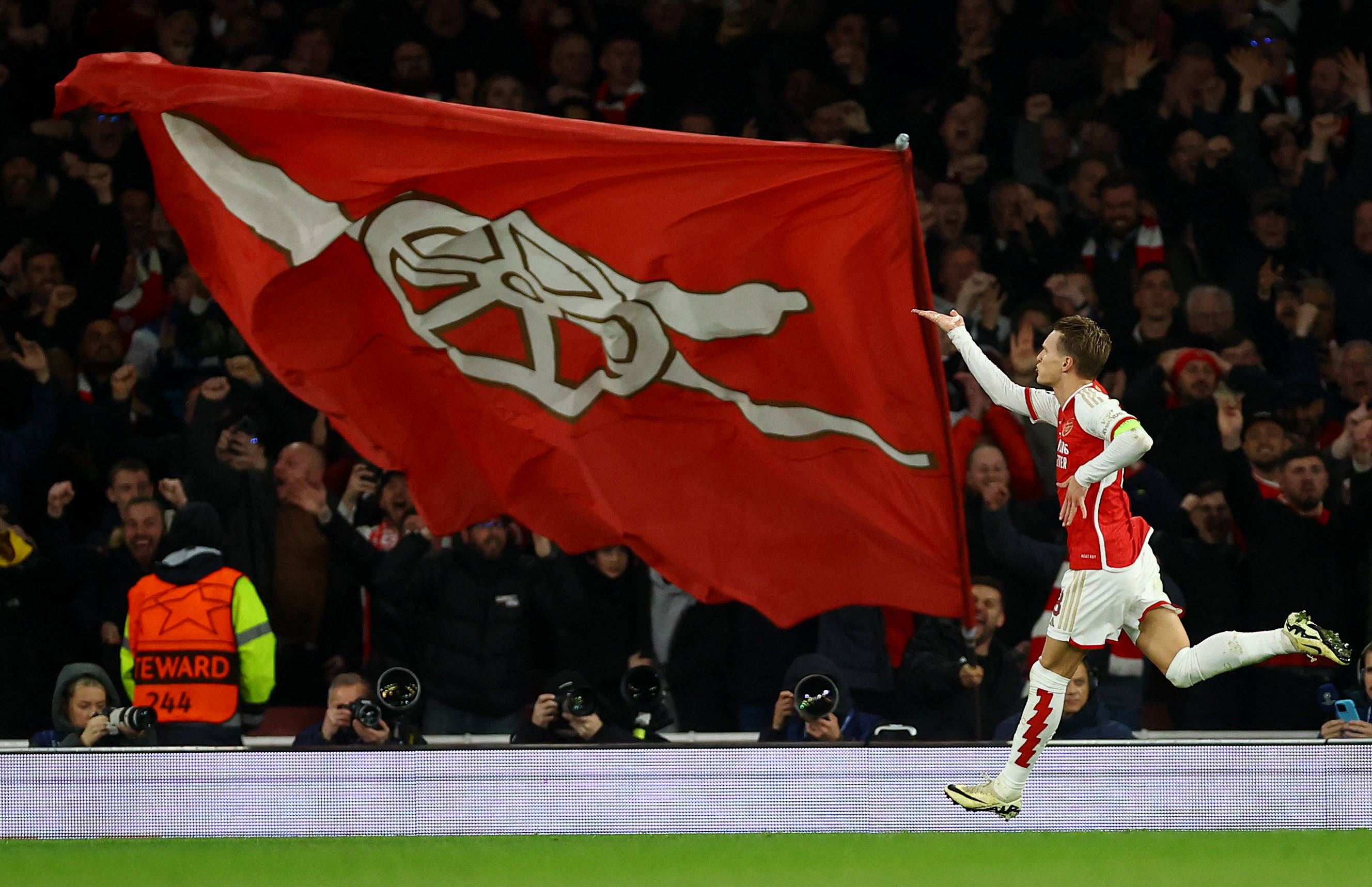 詹姆斯正式宣布无限期休战！湖人遭遇重大打击，西部前三恐将不保