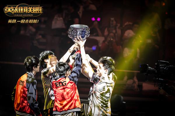 LNG Esports 模仿职业选手 knight 和 Alola 努力学习。 Bilibili Gaming 在第一场比赛中击败了 LNG Esports 。