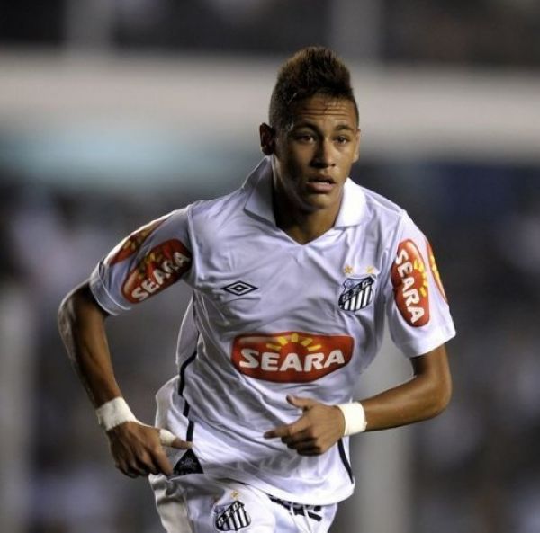 41岁场均21.9分！湖人给詹姆斯球衣加补丁，雷迪克重提他首秀细节